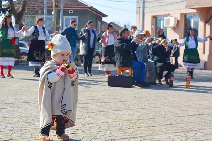 Детски народни носии Ямурлук бежов