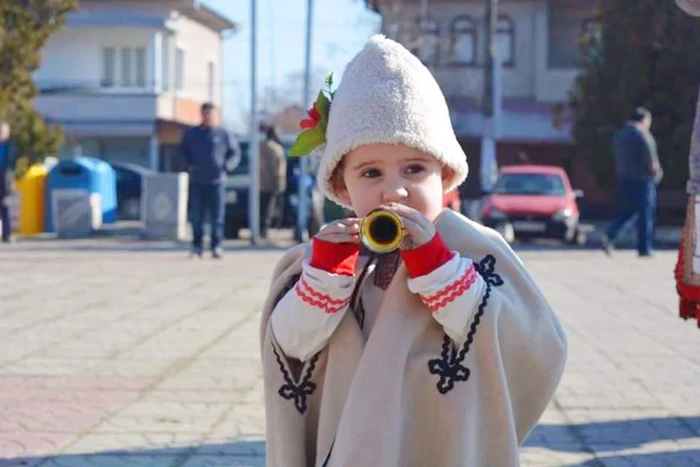 Детски народни носии Ямурлук бежов